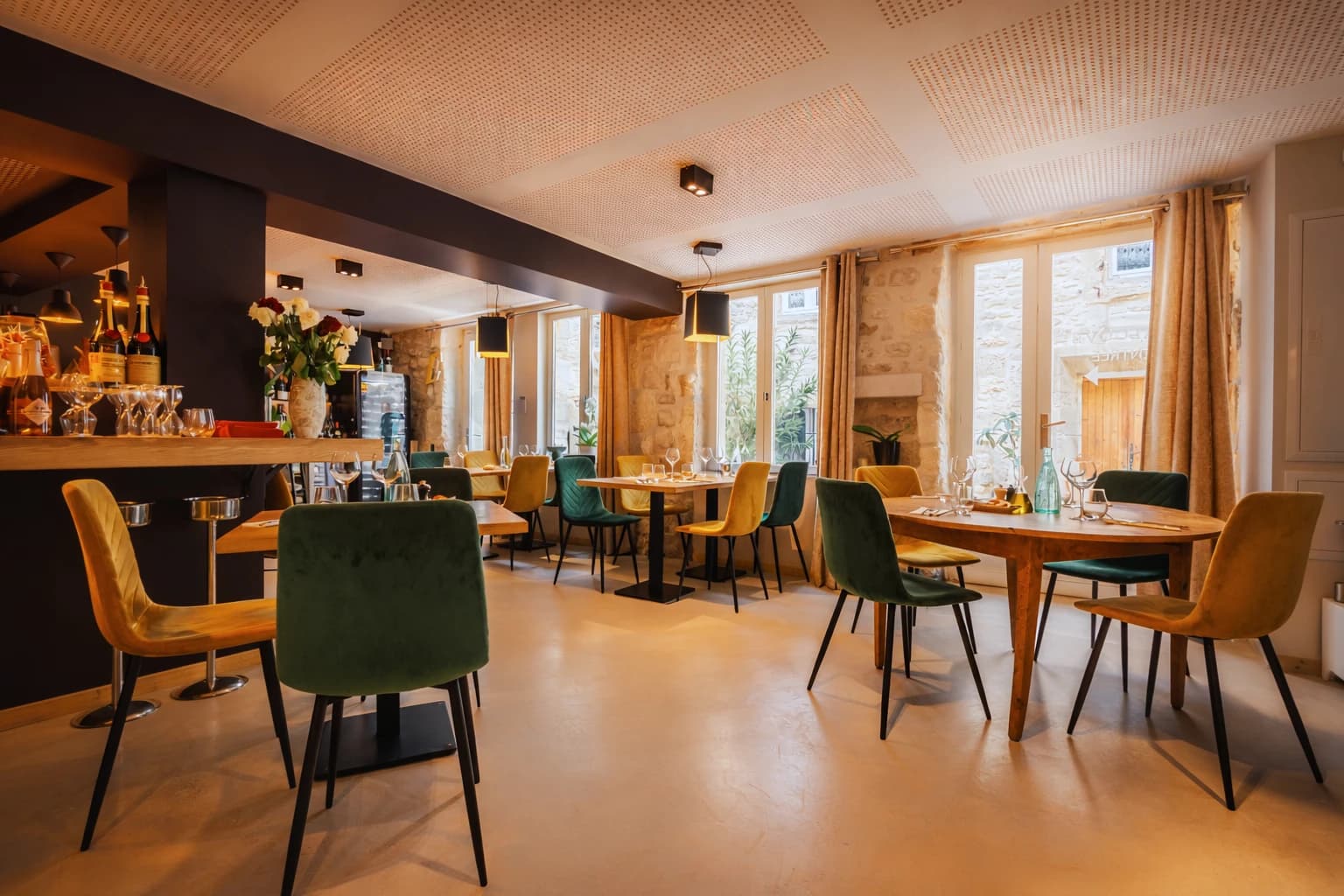 Vue intérieure du restaurant L’Alcôve à Saint-Restitut